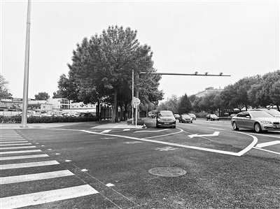 永丰路与西北旺南路路口增加一条右转车道，道路拥堵情况得到缓解摄影/本报记者 刘洋