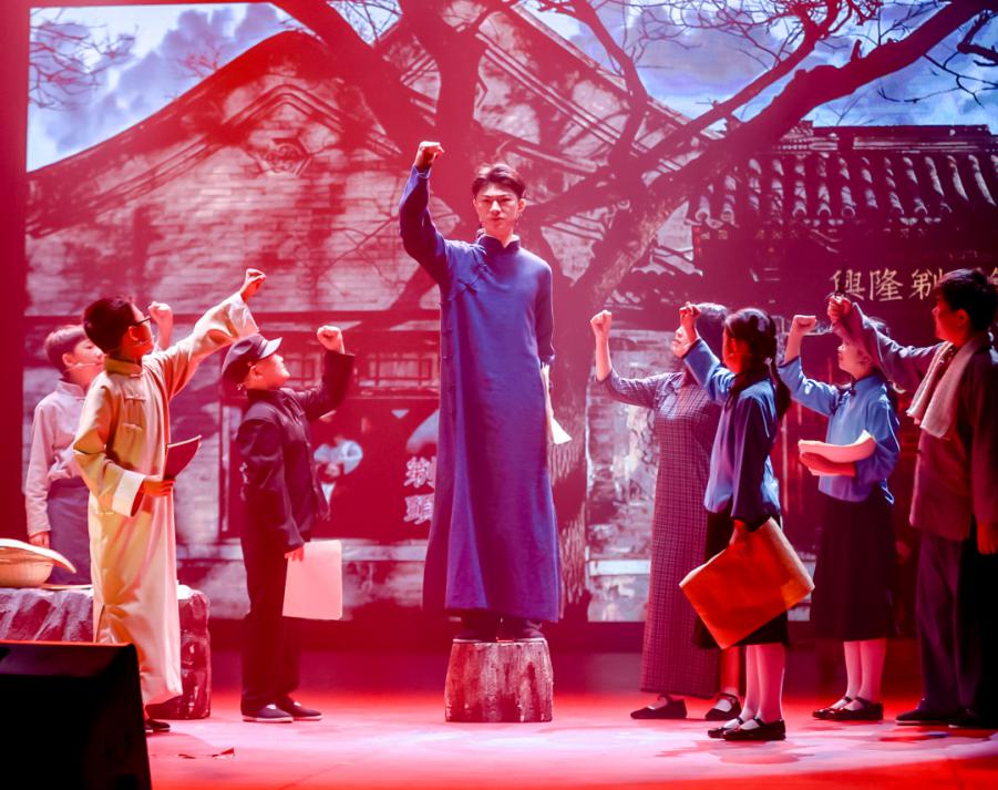 北京印刷学院附属小学师生在表演舞台剧