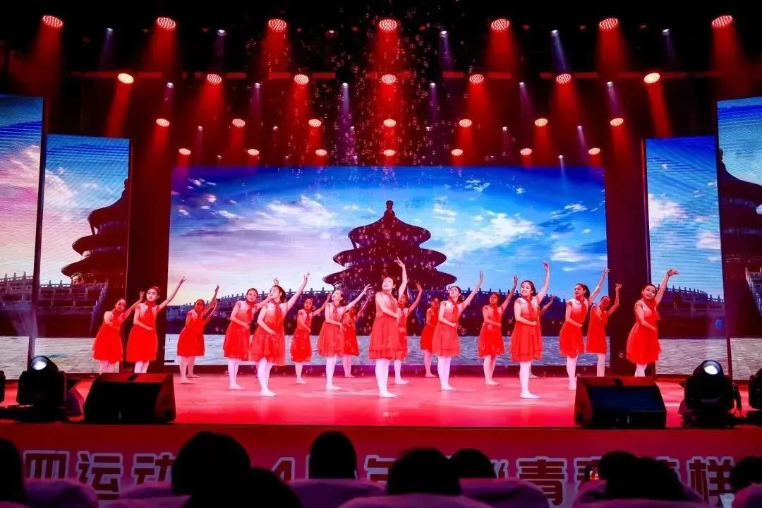 大兴一中的同学们表演青春活力的舞蹈