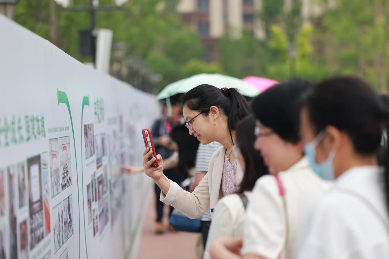 家长们观看校园生活图片展。学校供图