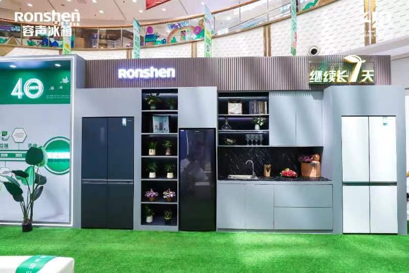 不得不说，容声WILL无边界系列605冰箱的设计理念十分前卫，就像家电、智能手机呈现边框逐渐收窄的趋势一样，容声WILL无边界系列605冰箱也融入了“无边界”的潮流设计，一方面凭借59.95cm的超纤薄整机厚度，以及背部无需预留散热空间、电源线空间的全新特性，能无缝融入到嵌入式厨房中，带来浑然一体的视觉美感，另一方面3mm的两侧预留空间可以避免卫生死角的产生，省去了日常生活中频繁打理的麻烦。