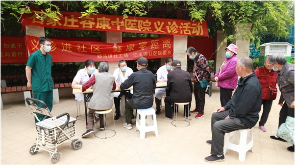 医务人员为现场社区居民提供健康咨询、量血压和测血糖等服务项目,并指导居民正确的血压、血糖测量方式。