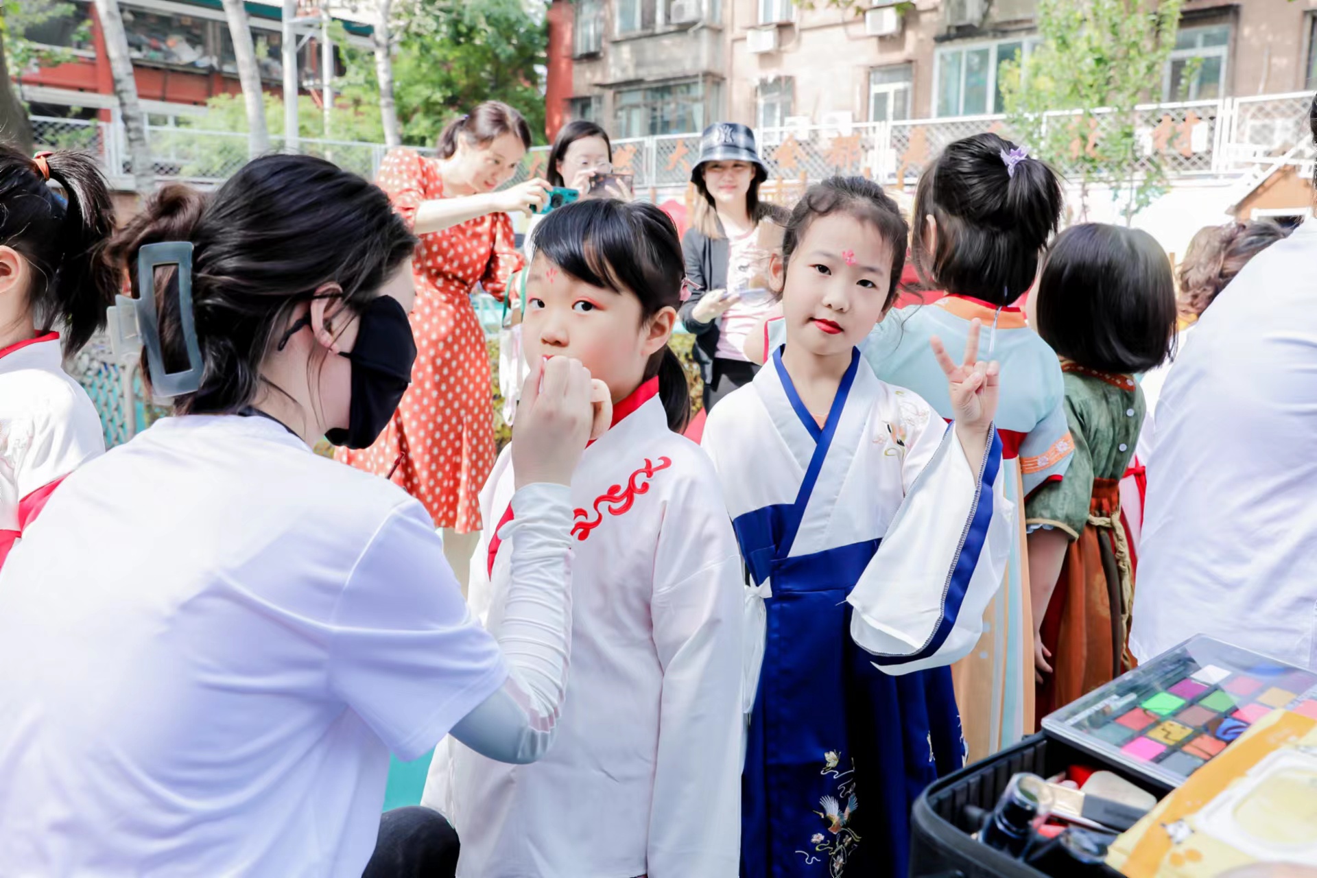 化妆师在为汉服秀体验的幼儿化妆