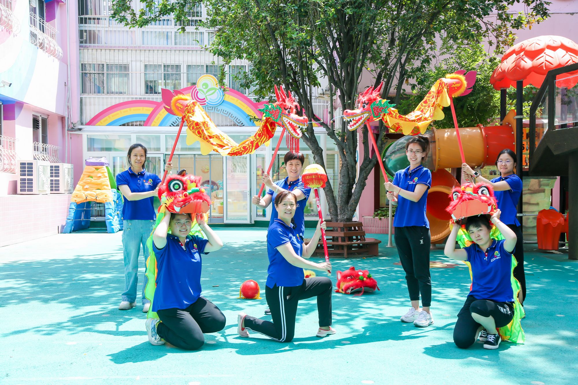 老师体验舞龙