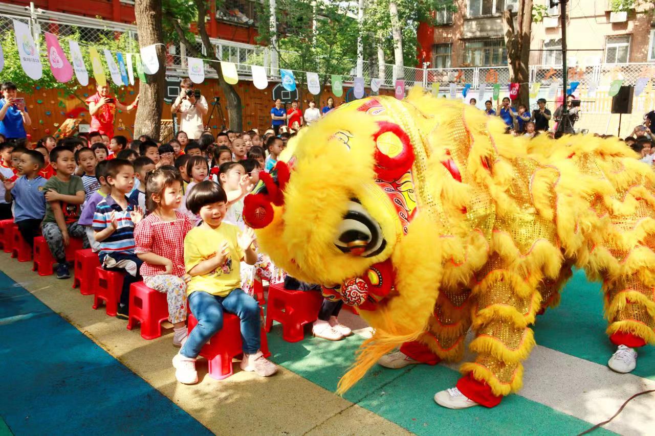 龙狮团与幼儿互动