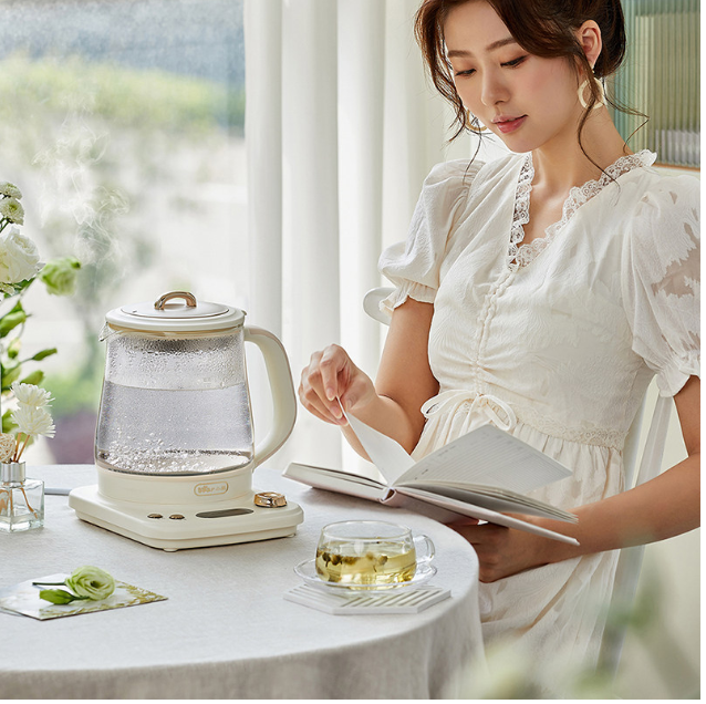 在技术方面，小气泡系列养生壶实现发热底盘的技术突破，从传统的304不锈钢发热盘升级为小气泡发热盘，开启养生壶发热盘2.0时代。在日常生活中，如果养生壶的噪音过大，则会影响家人休息，打扰办公室同事。小气泡发热盘的使用，有效抑制共振，烹煮过程产生的气泡小且破裂慢，能有效降低40%噪音，运行时只有32分贝，实现柔声烹煮，打造安静的烹饪环境。