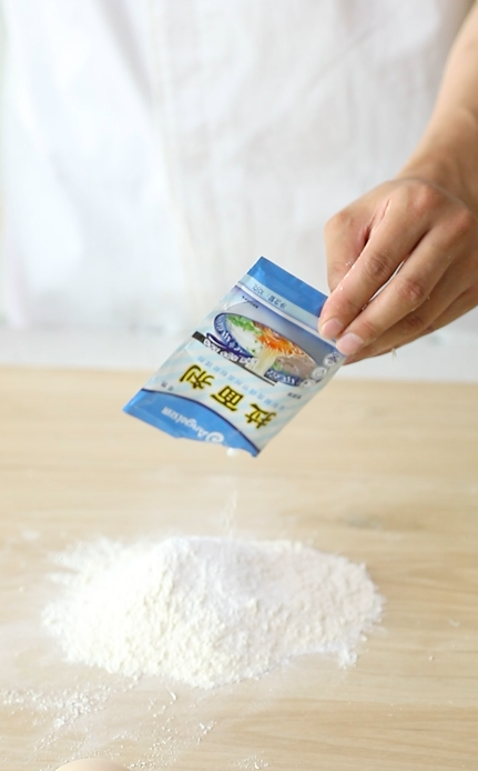 拉面剂的主要成分是盐和碳酸钠,碳酸钠就是食用碱,纯碱可增大面团的