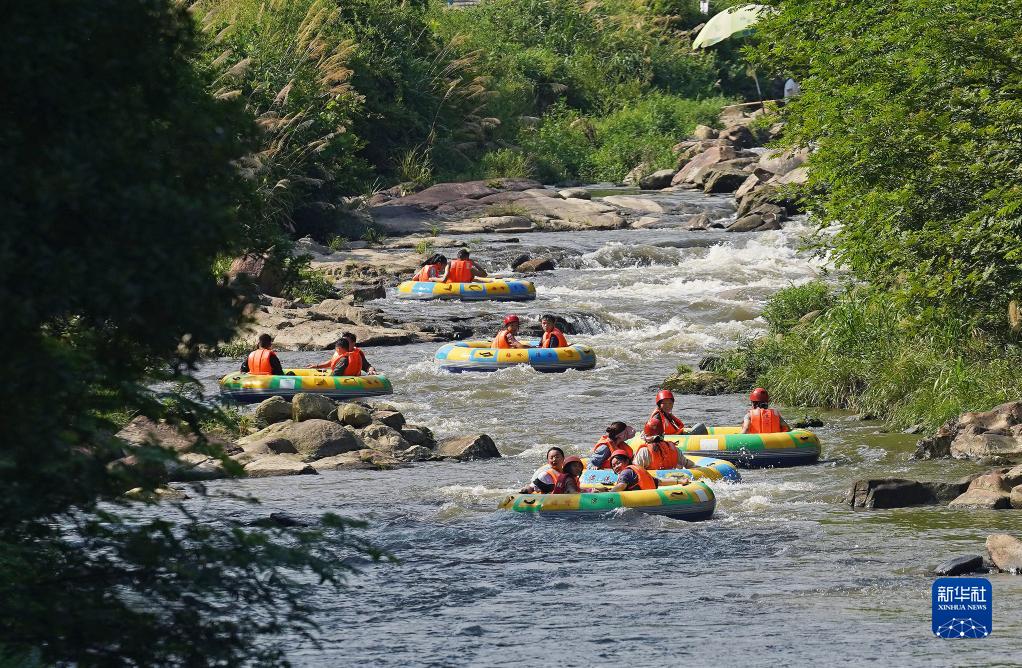 7月6日,游客在江西南昌梅岭风景区体验峡谷漂流.新华社记者 万象 摄
