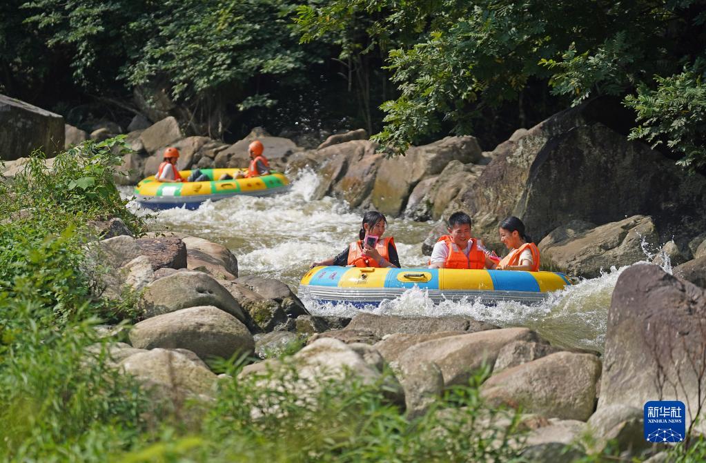 7月6日,游客在江西南昌梅岭风景区体验峡谷漂流.新华社记者 万象 摄