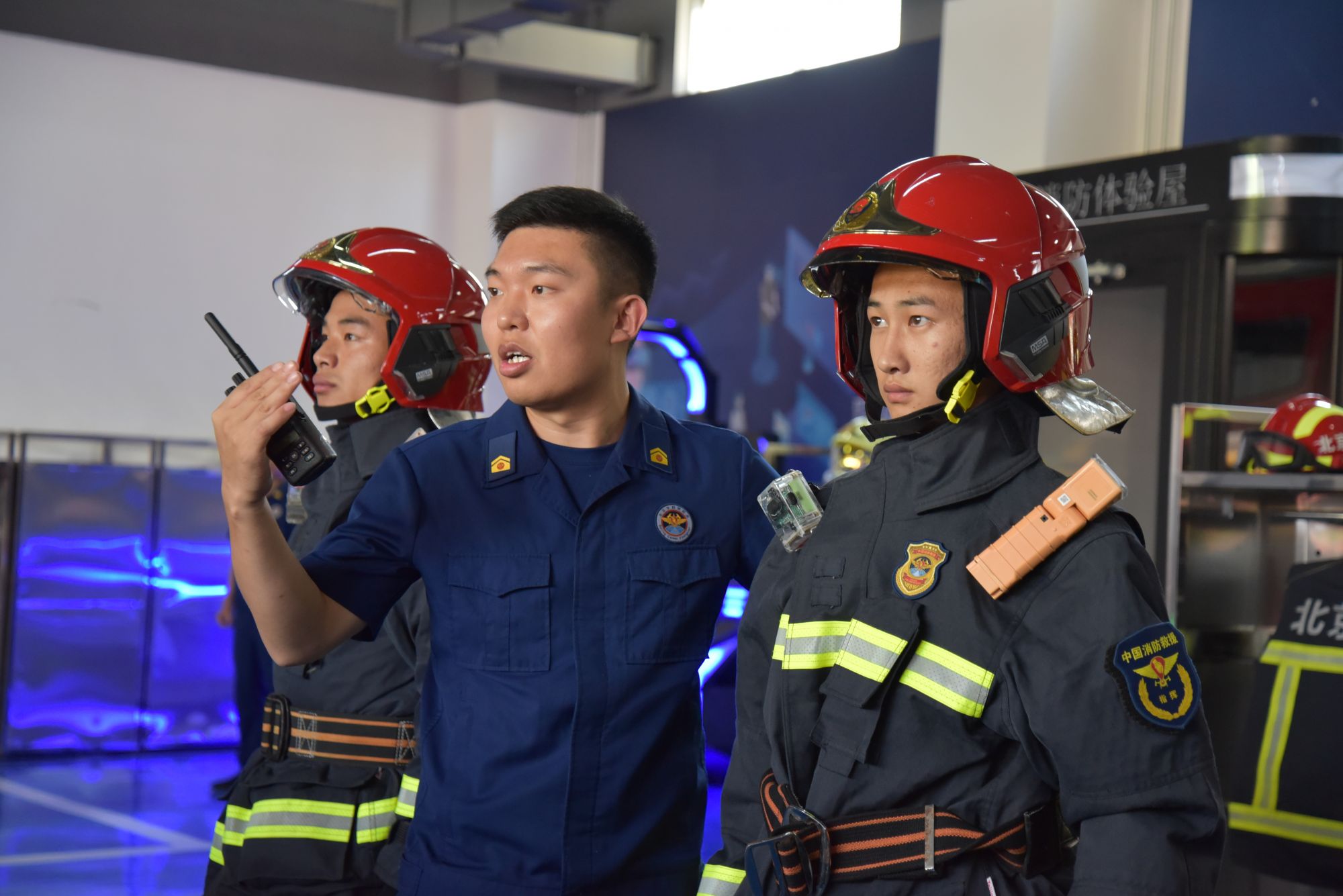 消防站活动室变身“教室”，消防员叔叔结合图文和视频等形式，给孩子们讲解火灾的成因和危害、如何正确报火警、如何在火场中逃生自救等消防常识。为方便大家更直观地学习掌握，消防员叔叔还把灭火器、消防水带、防毒面具等器具带到课堂上，指导孩子们实操体验消防设备。孩子们听得认真、仔细，遇到不明白的地方主动举手提问，课后积极分享学到的知识和收获的感悟。