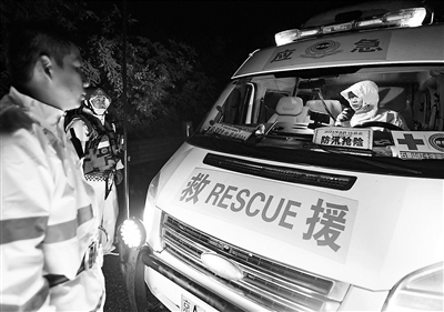 北京蓝天救援队冒雨连夜进山贾沟村近80名受困村民安全转移