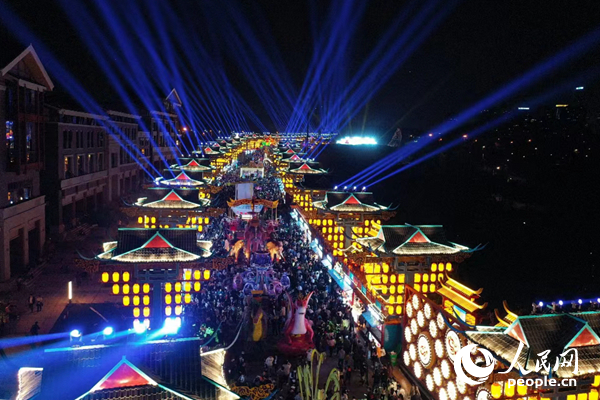 广西南宁市良庆区的&ldquo;南宁之夜&rdquo;街区灯火璀璨。人民网 王勇摄