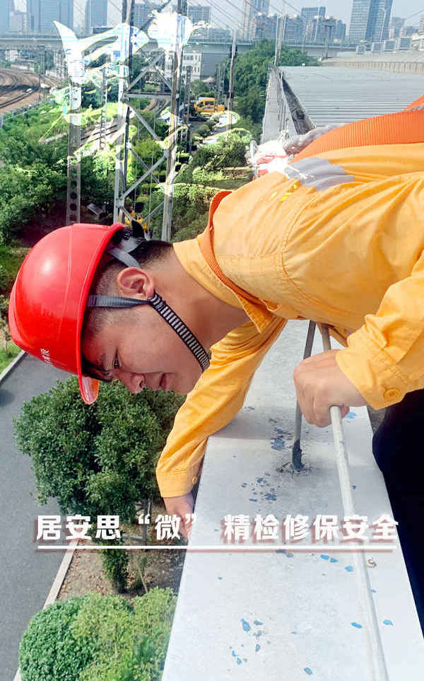 房建巡检工：顶烈日、战高温、斗酷暑、抗台风，房建巡检工坚守一线，在旅客看不到的地方默默守护他们安全出行。