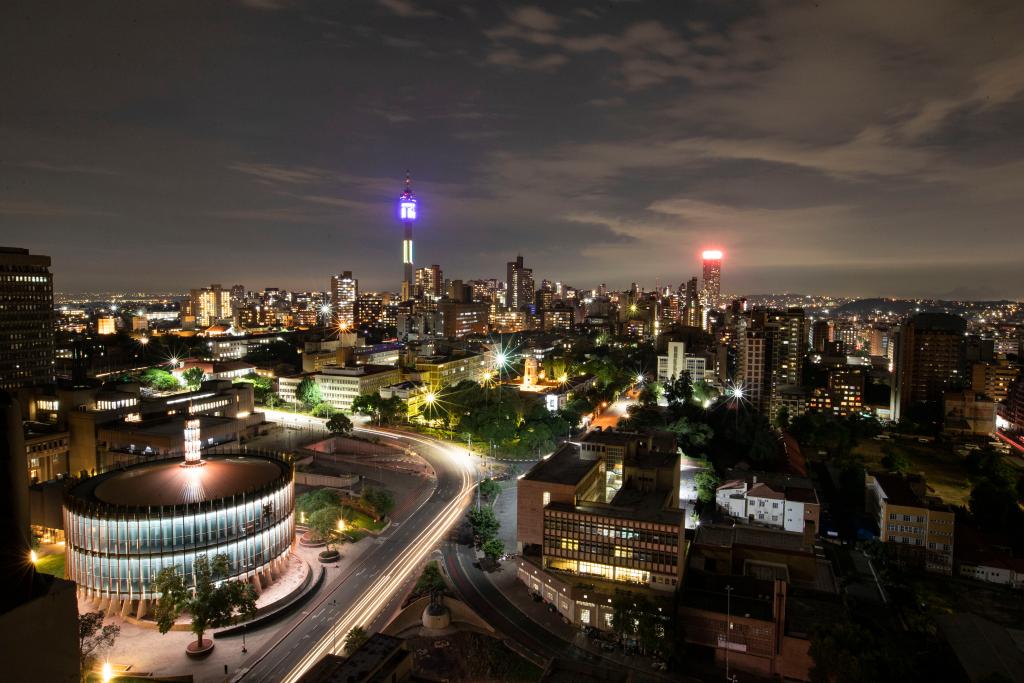 这是2023年1月31日拍摄的南非约翰内斯堡夜景。新华社记者张誉东摄