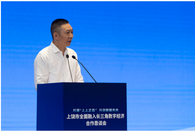 恳谈会上,周金虎董事长代表在沪企业发言,他介绍了宏盛建业集团在数字