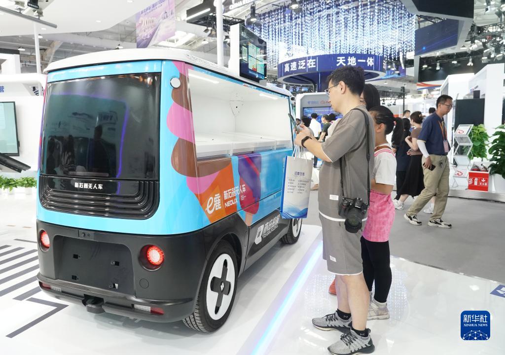 这是9月3日在首钢园拍摄的一款无人车。新华社记者 任超 摄