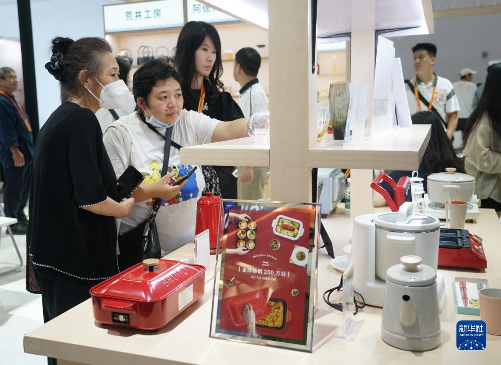 9月4日，观众在服贸会国家会议中心的日本展台参观。新华社记者 任超 摄