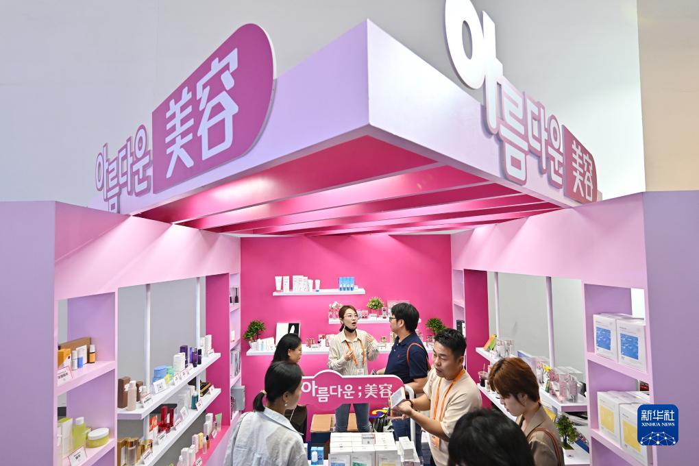 9月4日，参观者在服贸会国家会议中心的韩国展台了解美容产品。新华社记者 李鑫 摄