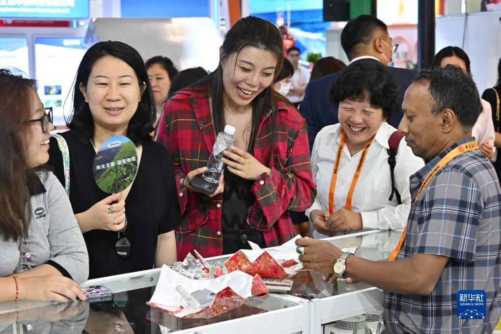 9月4日，参观者在服贸会国家会议中心的缅甸展台了解并挑选翡翠饰品。新华社记者 李鑫 摄
