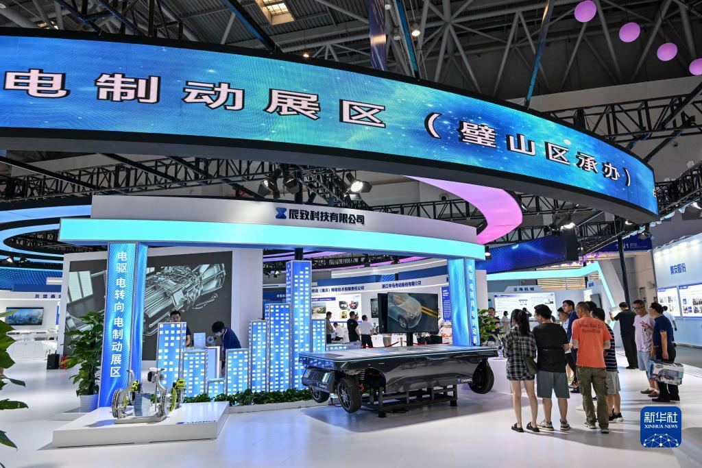 9月4日，观众在2023智博会&ldquo;电驱、电转向、电制动&rdquo;展区参观。当日，为期三天的2023中国国际智能产业博览会在重庆国际博览中心拉开帷幕。本届智博会围绕智能网联新能源汽车、智能装备及智能制造、新一代信息技术、智慧城市四大专业板块开展系列活动。新华社记者 王全超 摄