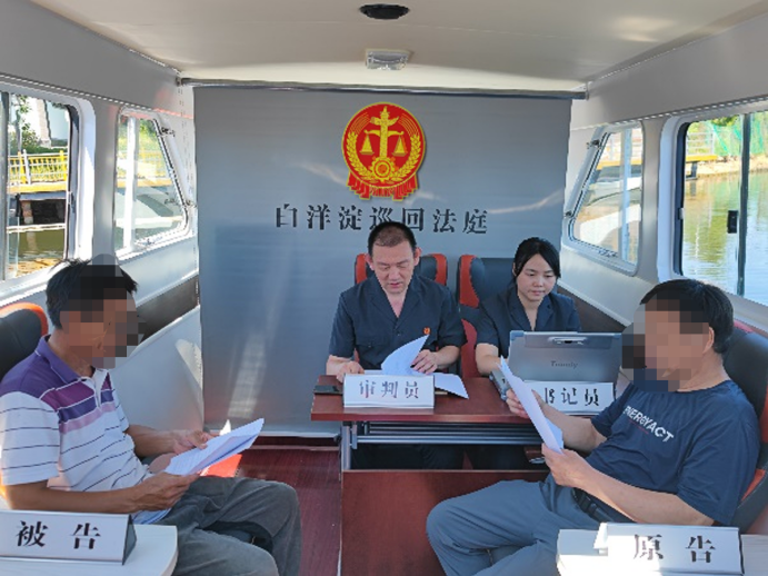 图为审判员在&ldquo;天平号&rdquo;上开展巡回审判。安新县人民法院供图