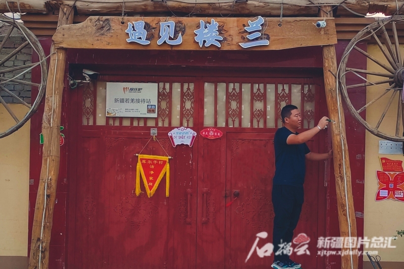 9月12日,若羌县铁干里克镇库尔干村遇见楼兰青年旅社负责人闫永乐修整大门口的线路。闫永乐供图 9月12日,若羌县铁干里克镇库尔干村遇见楼兰青年旅社负责人闫永乐修整大门口的线路。闫永乐供图