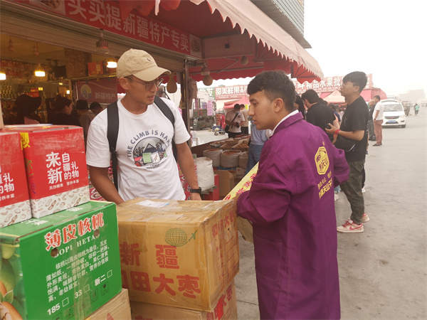 ▲交易中心的商户将打包好干果装箱称重。人民网记者陈新辉摄 ▲交易中心的商户将打包好干果装箱称重。人民网记者陈新辉摄
