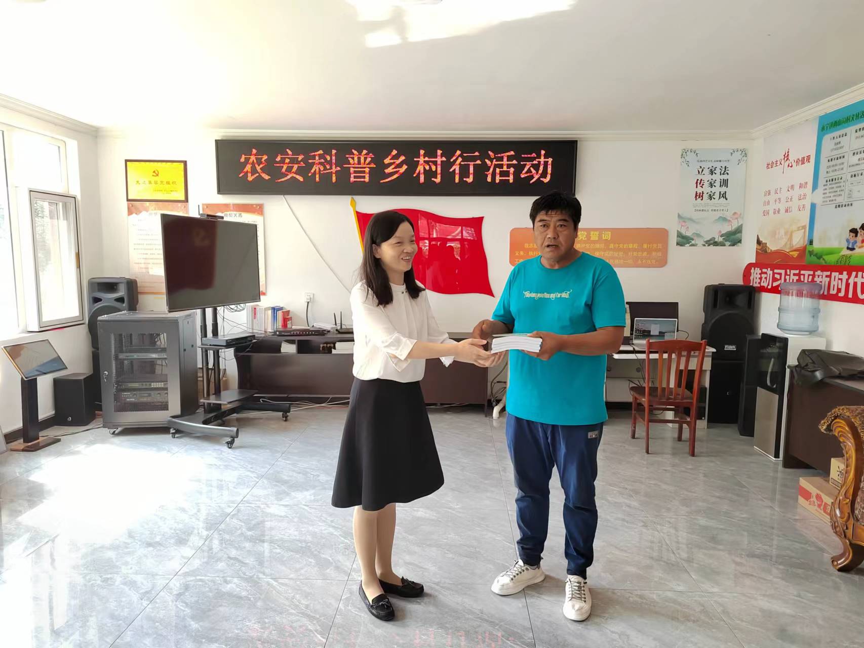 市农安中心从村民的生产者、消费者双重身份的角度，以贴近村民生产生活的实践案例，倡导村民作为生产者要严格执行农产品安全生产相关规定，履行农产品质量安全责任，严格依据标准生产、实施全过程管控；作为消费者要正确认识农产品质量安全问题，建立科学的认知，面对农产品安全问题不慌乱、不回避，抱着科学、务实的态度去认识问题、解决问题。