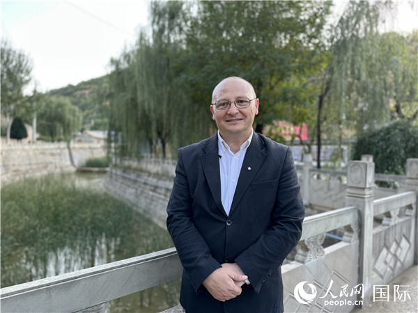 马耳他圣玛格丽特中学教师、"中国角"创办人马丁&middot;阿佐帕迪接受采访。人民网记者 周雨摄