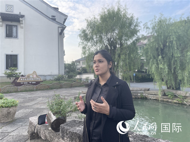 孟加拉国Channel 24电视频道主持人伊斯拉特&middot;阿敏在安吉接受记者采访。人民网记者 张荣摄