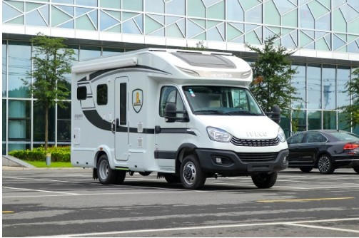 依途t600车型是新星房车自研发上市以来的销冠车型,它凭借多样的内饰