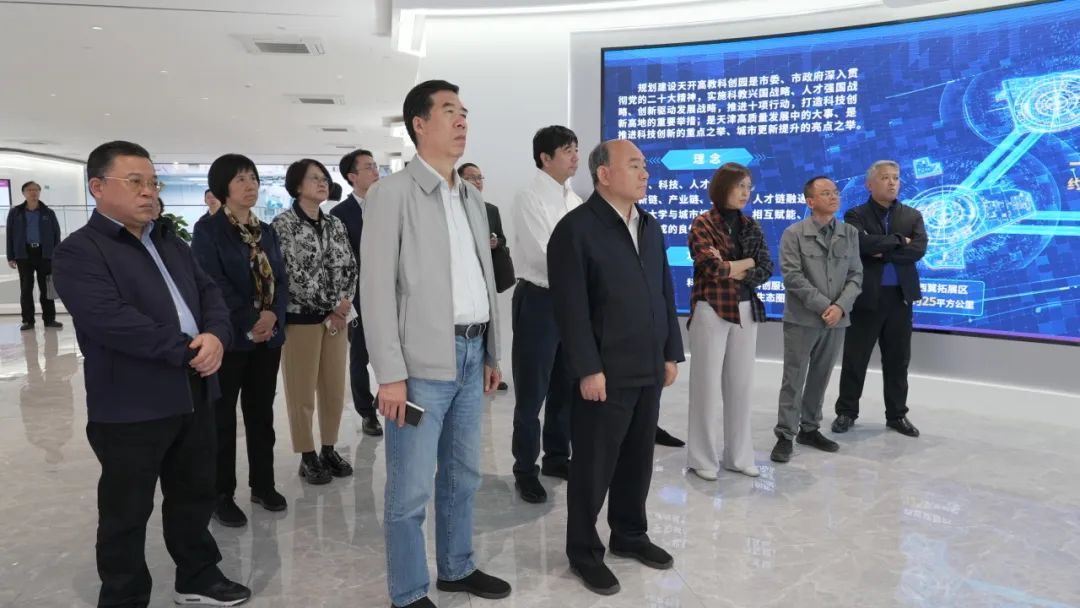 崔述强说,京津冀协同发展是习近平同志亲自谋划、亲自部署、亲自推动的重大国家战略,是党中央赋予京津冀三地的重要政治任务,是推进中国式现代化建设的有效途径。多年来,京津冀三地政协持续发力,聚焦产业协同、交通一体、文旅融合等重点领域,为京津冀协同发展刻下了浓墨重彩的政协印记。开展专题视察活动,旨在使委员们进一步深刻领悟“两个确立”的决定性意义,增强“四个意识”,坚定“四个自信”,做到“两个维护”,以实际行动为推进京津冀协同发展凝聚共识,讲好协同发展故事,贡献政协智慧力量。