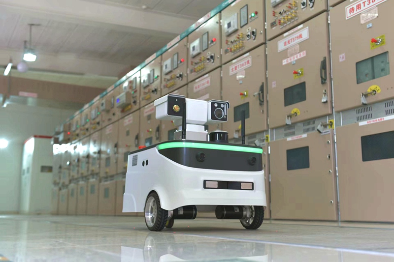 配电房内的智能巡检机器人正在工作。国网桐乡市供电公司供图