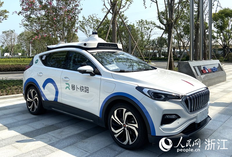 &ldquo;萝卜快跑&rdquo;无人车。人民网 方彭依梦摄