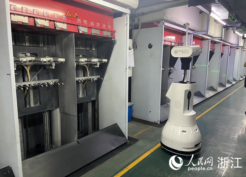 新风鸣5G工厂的智能巡检机器人。人民网 方彭依梦摄