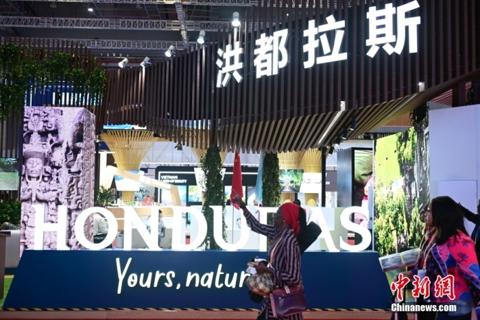 11月5日，观众参观进博会洪都拉斯馆。当日，第六届中国国际进口博览会在上海开幕，洪都拉斯、哈萨克斯坦、塞尔维亚、南非、越南等5国担任主宾国。中新社记者 田雨昊 摄