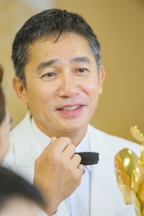 国际影星梁朝伟斩获金鸡奖最佳男主角bvlgari宝格丽bzero1系列戒指伴