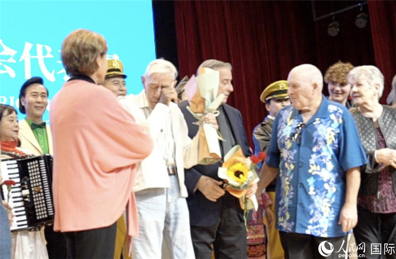 哈里&middot;莫耶和代表团其他成员访问昆明外国语学校，观看讲述飞虎队开辟驼峰航线故事的音乐剧《翠堤长虹》，并与学校师生合唱《友谊地久天长》。人民网 赵瞳摄