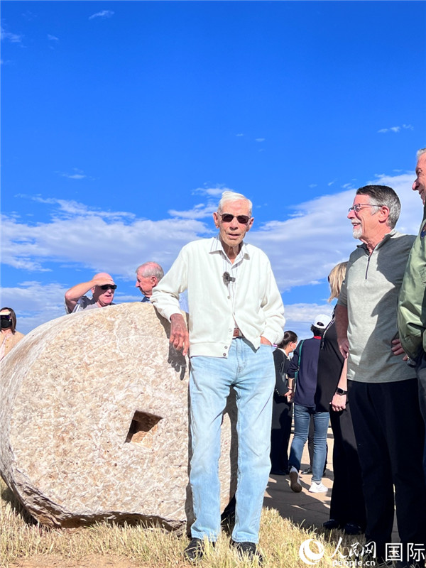 103岁的飞虎队老兵哈里&middot;莫耶在云南昆明呈贡机场旧址的石碾前留影。人民网 赵瞳摄