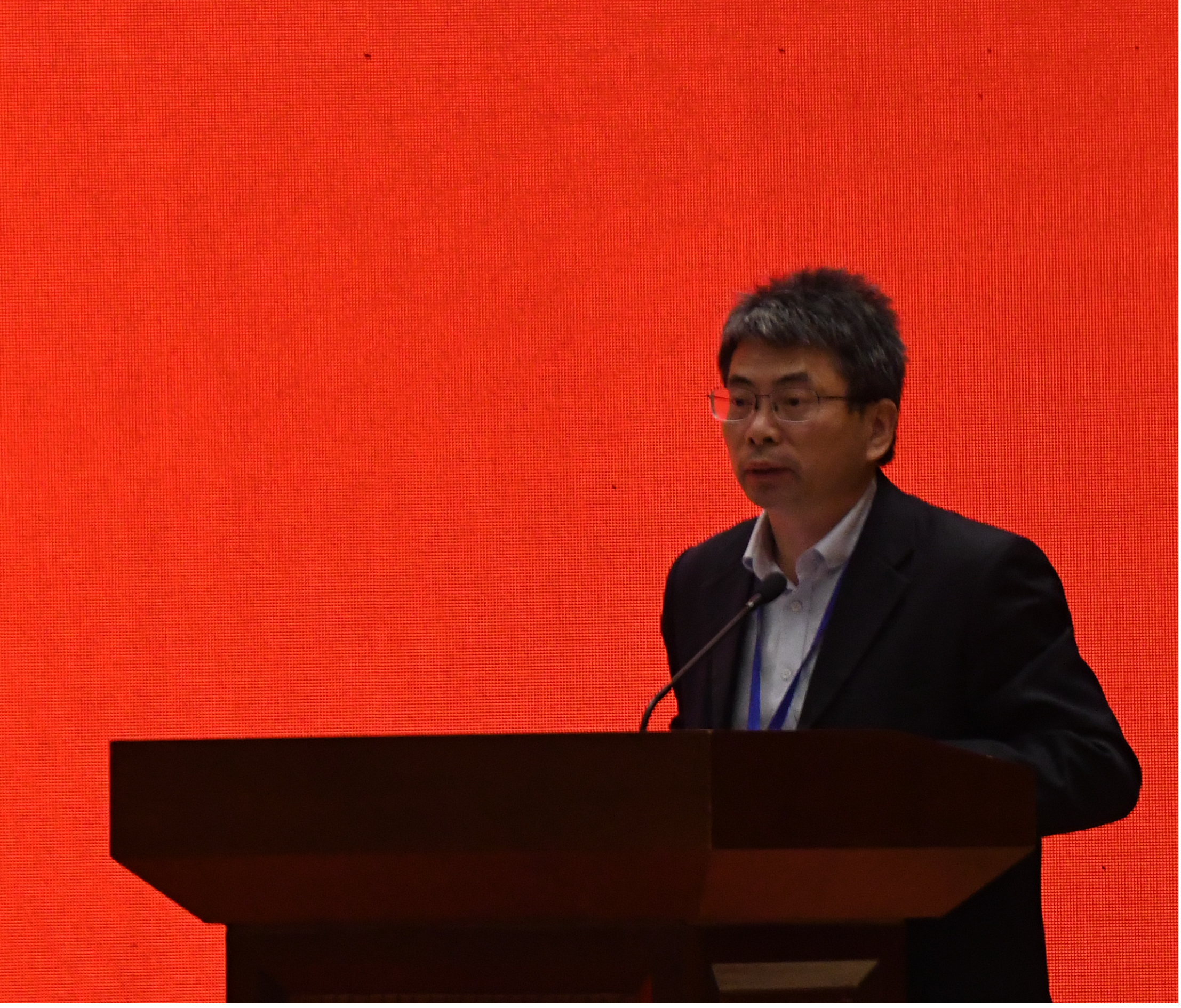 海南师范大学新闻传播与影视学院院长卿志军教授主持各分论坛汇报