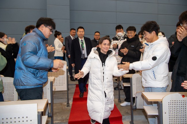 不停奔跑演绎传奇丘索维金娜亲临天津天狮学院演讲