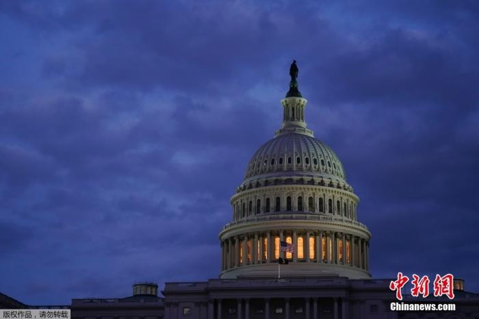 据美联社报道，当地时间4月20日，美国国会警察对国会大厦进行紧急疏散。警方表示，正在对一架飞机进行追踪，该飞机可能会对国会大厦的安全造成威胁。警方表示该决定出于谨慎考虑。事后被证实，警方正在追踪的飞机是一架军用飞机。

报道称，两名知情人士透露，这架单引擎飞机从马里兰州安德鲁斯联合基地起飞后在华盛顿附近盘旋。知情人士还称，这架飞机没有报告起飞，也没有得到飞行许可。

报道还称，这架飞机载有美国陆军黄金骑士队队员，他们随后跳伞进入华盛顿国民队的棒球场进行赛前演示，该棒球场距离国会大厦仅1英里(约1.6千米)左右。

美国国会大厦资料图。