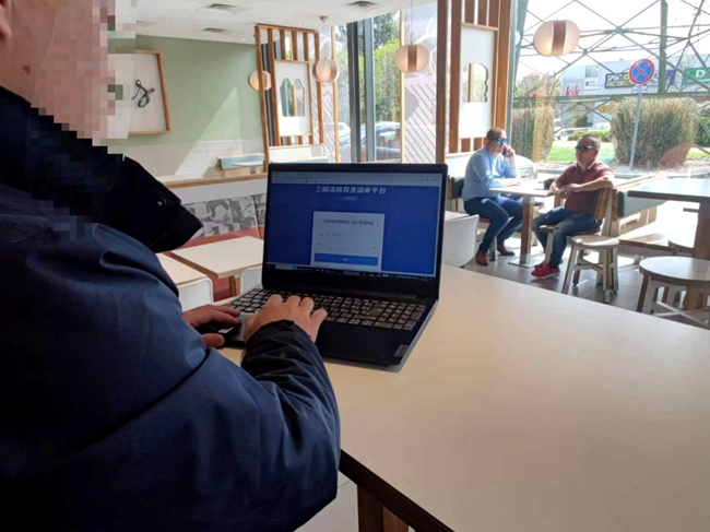 明溪籍侨胞在异国通过&ldquo;异步审理平台&rdquo;参与庭审。受访者供图