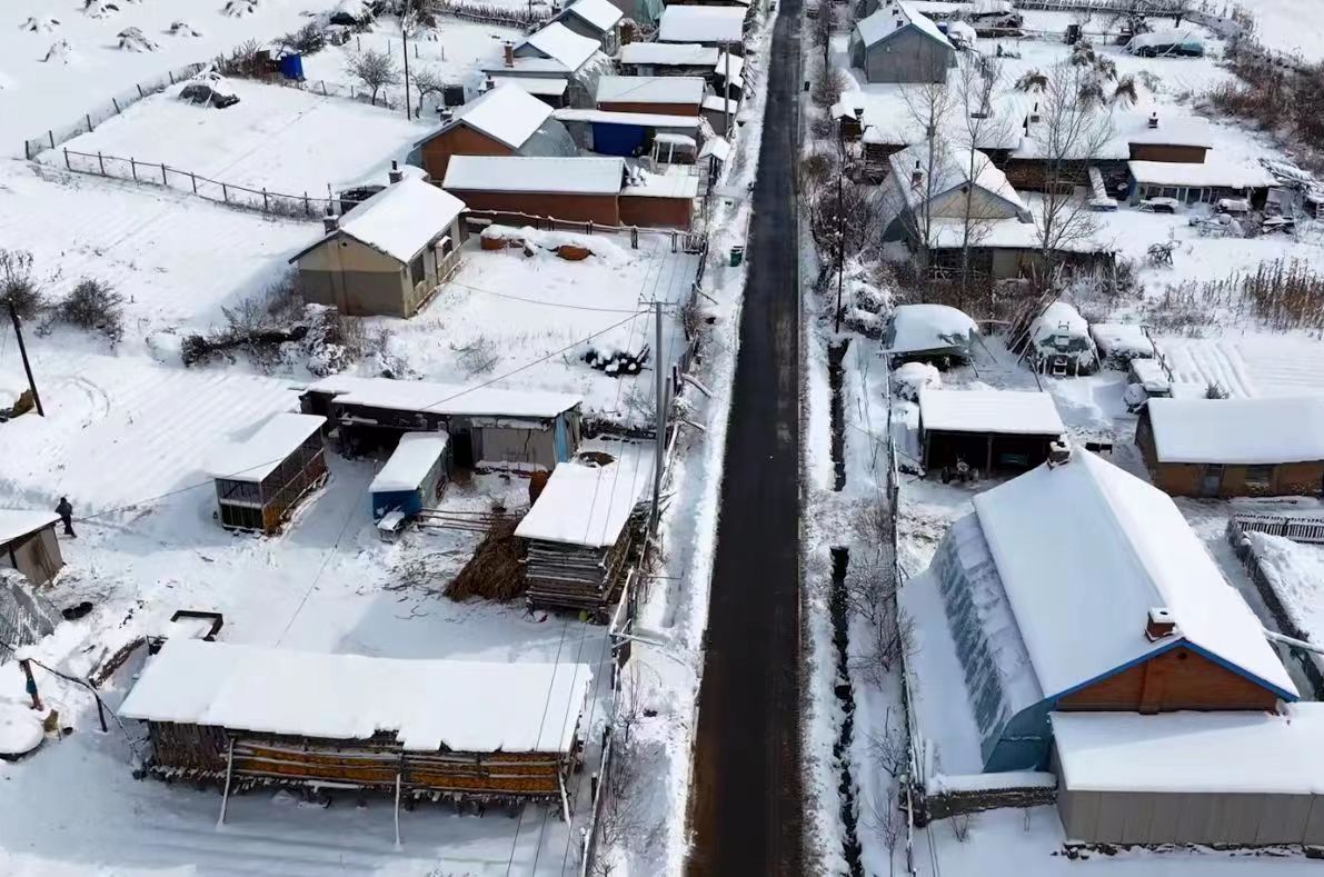 修好后的柏油村路。人民网 石天蛟摄