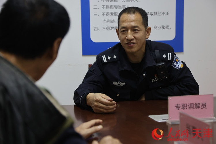 调解是周建军的一项重要工作。随着一起起棘手的矛盾纠纷被顺利解决，他也成为社区居民最信赖的&ldquo;金牌调解员&rdquo;。人民网记者 孙翼飞摄