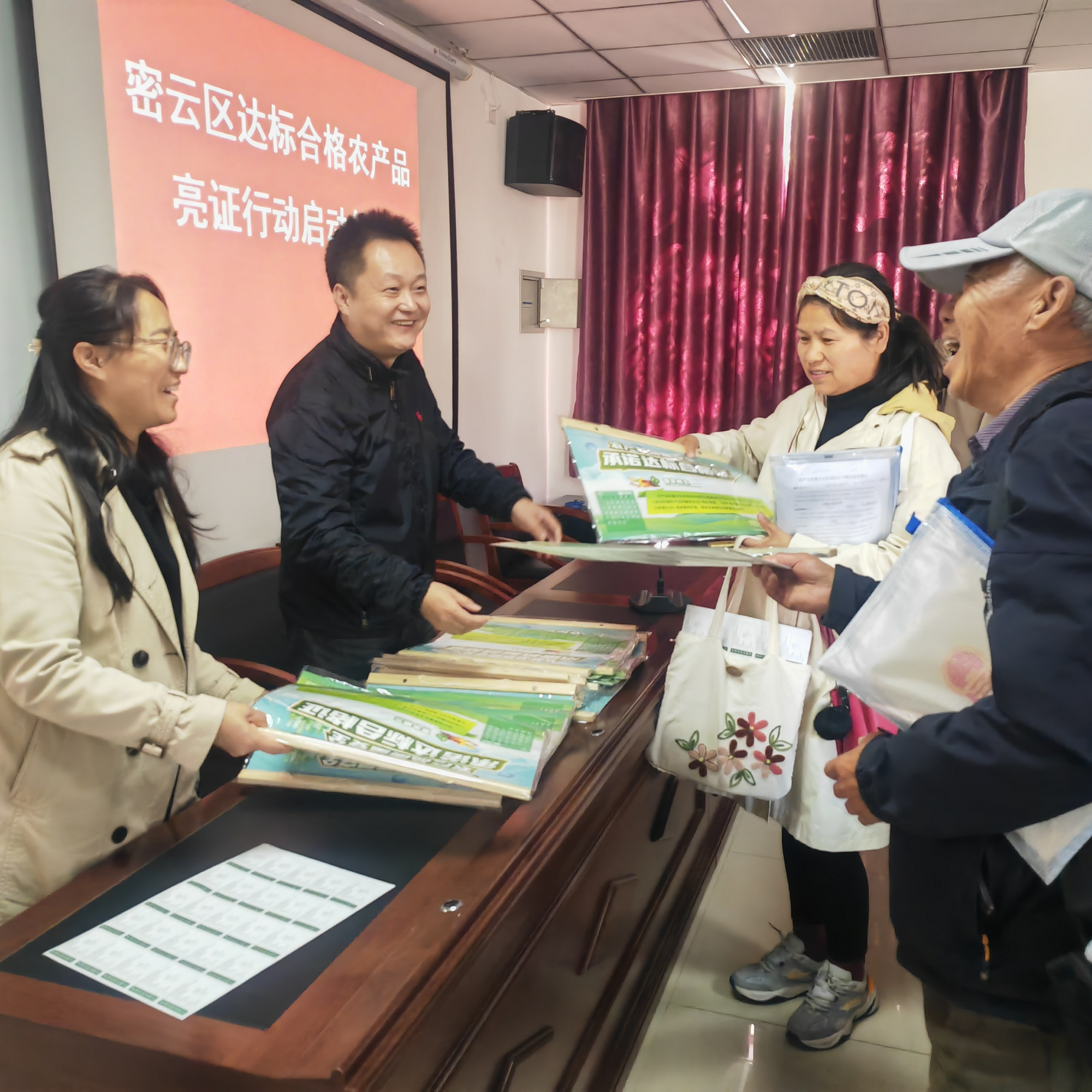 二是强化培训。采用集中培训、“面对面”指导、“一对一”讲授以及微信视频、电话释疑等多种方式，对农产品生产经营企业及合作社，对市、区、乡镇等相关工作管理人员进行培训指导，累计培训5100余人次。同时，在培训中强化“承诺达标合格证公共服务平台”的使用，推进信息化开证。截至目前，全市实现信息化开具承诺达标合格证的主体达到640家。