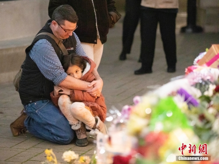 当地时间1月27日,民众在美国加利福尼亚州半月湾市举行的守夜活动中悼念枪击事件遇难者。1月23日下午,半月湾市发生枪击事件,造成7人死亡、1人受伤。<a target= 当地时间1月27日,民众在美国加利福尼亚州半月湾市举行的守夜活动中悼念枪击事件遇难者。1月23日下午,半月湾市发生枪击事件,造成7人死亡、1人受伤。<a target=