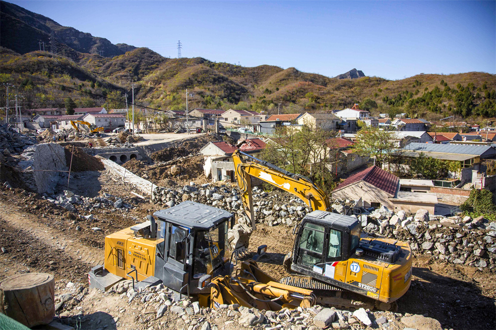 7、重建家园 汪文南摄