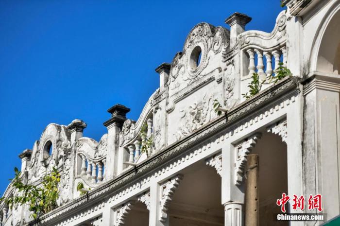 图为文昌铺前骑楼老街南洋风格建筑。 <a target=