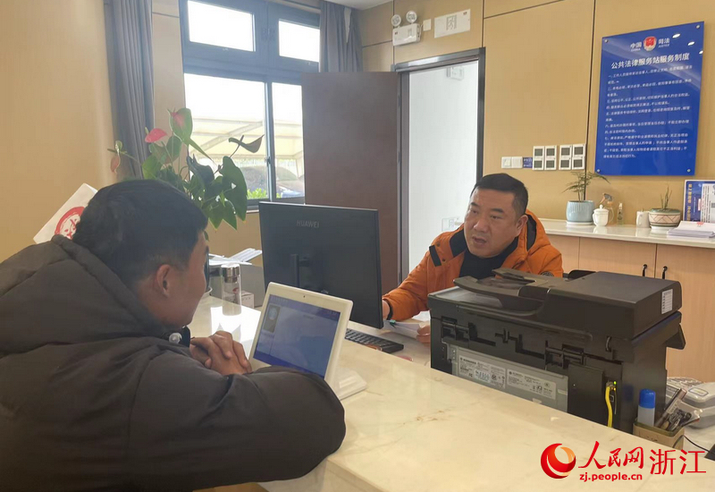 聂荣刚正在接待群众来访。人民网记者 王丽玮摄